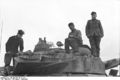 Bundesarchiv Bild 101I-087-3675A-22A, Russland, Panzersoldaten auf Panzer IV.jpg