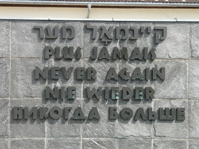 Soubor:KZ Dachau Denkmal Nie wieder.jpg