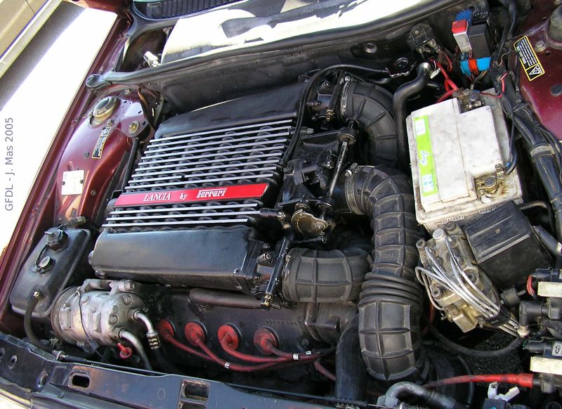 Soubor:Lancia thema 8.32 engine.jpg