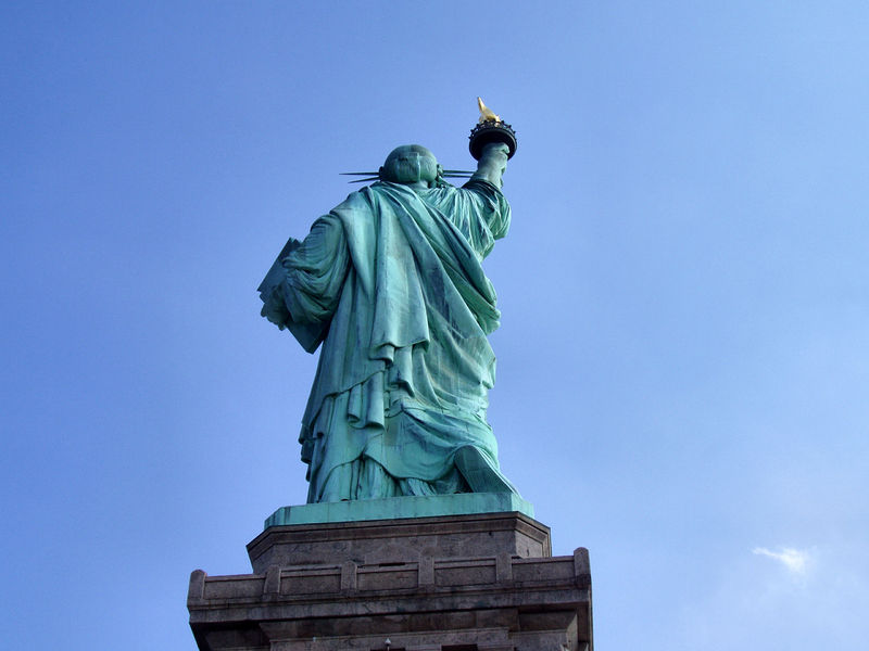 Soubor:Liberty-statue-from-behind.jpg