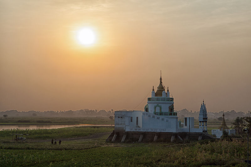 Soubor:Sunset near U-Bein bridge, Amarapura, Mandalay-Flickr.jpg