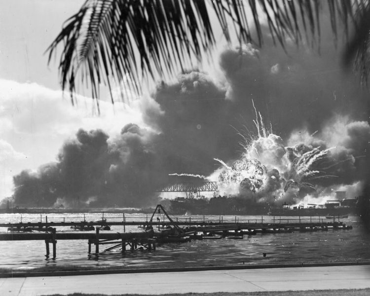 Soubor:USS SHAW exploding Pearl Harbor Nara 80-G-16871 2.jpg