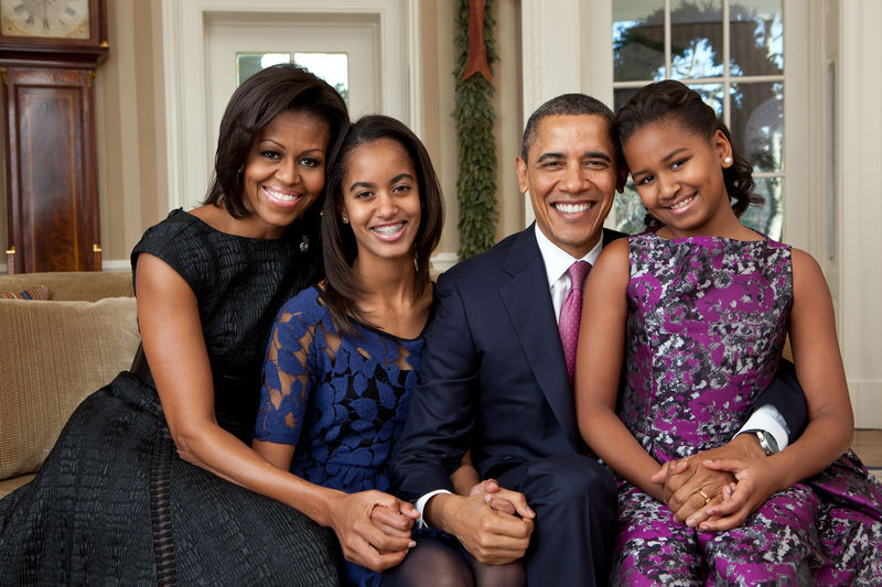 Soubor:Barack Obama family portrait 2011.jpg
