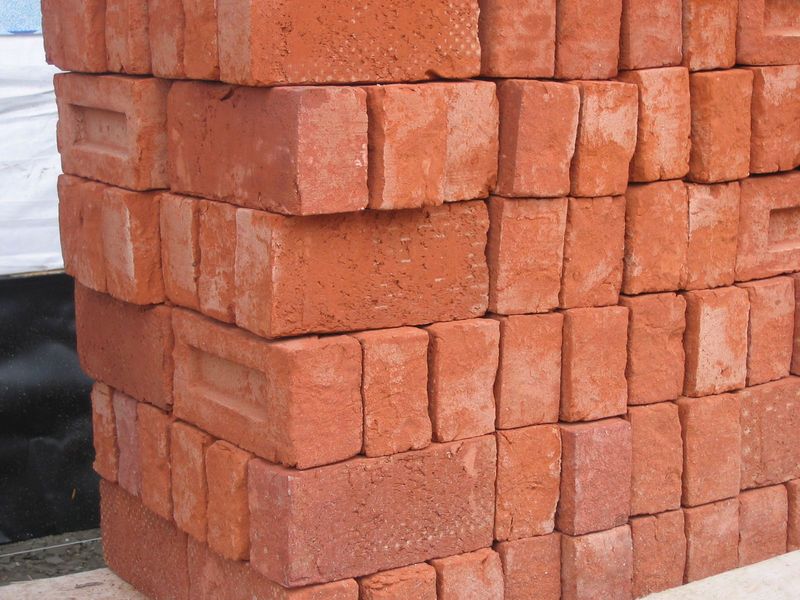 Soubor:Stapel bakstenen - Pile of bricks 2005 Fruggo.jpg