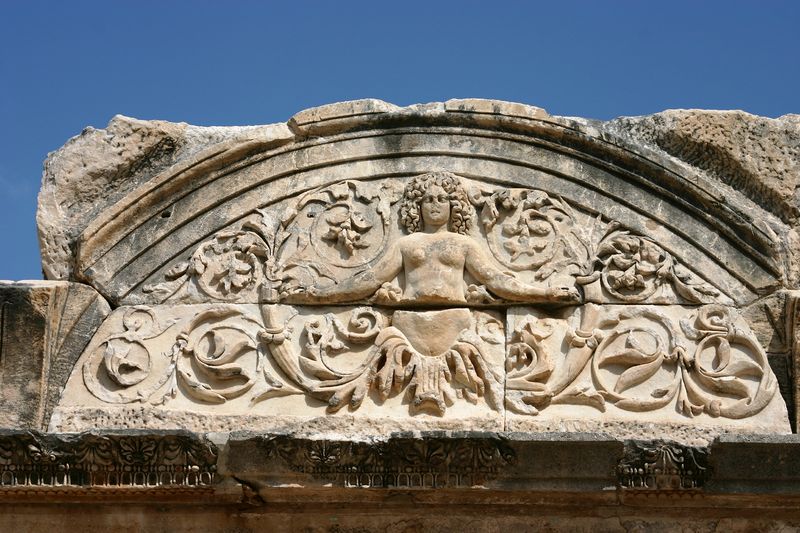 Soubor:12.8 Temple of Hadrian in Ephesus.JPG