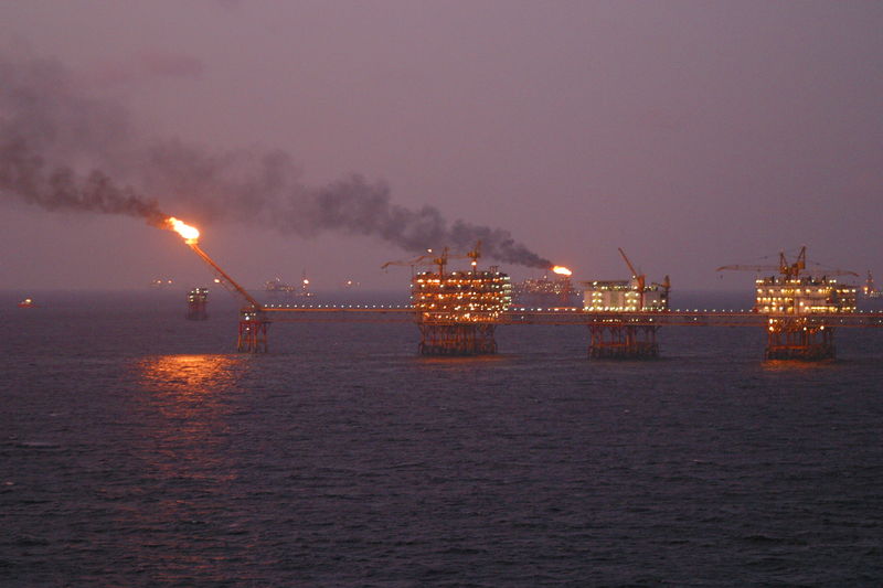 Soubor:An oil rig offshore Vungtau.jpg