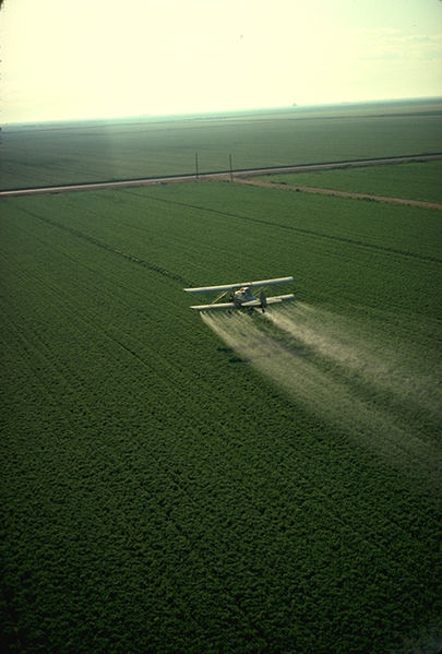 Soubor:Cropduster spraying pesticides.jpg