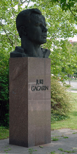Soubor:Juri Gagarin memorial Erfurt 1 (aka).jpg