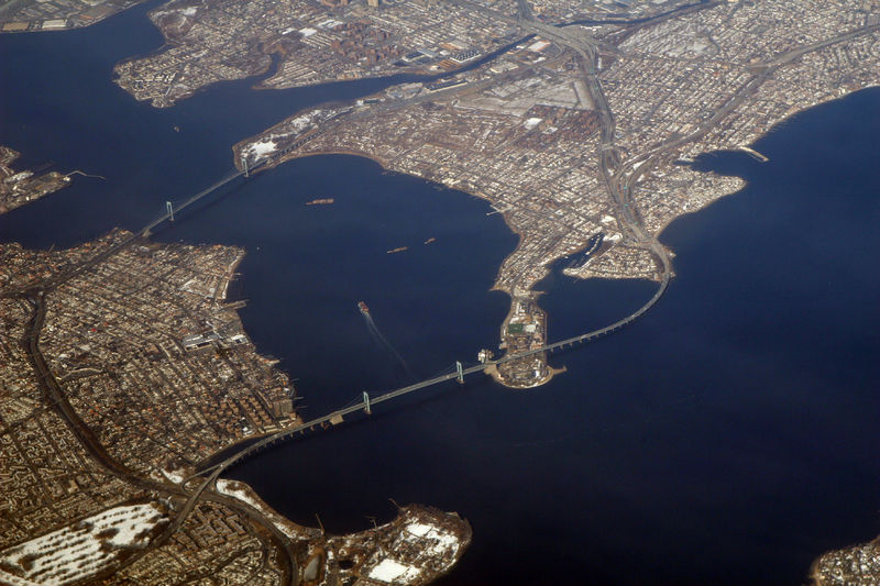 Soubor:The Bronx Whitestone and Throgs Neck Bridges-between Queens and the Bronx-Flickr.jpg