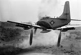 A-1 Skyraider bombarduje pozice Vietkongu (1964)