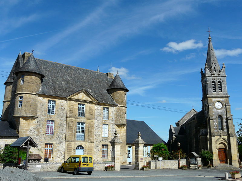 Soubor:Dussac château et église (1).jpg