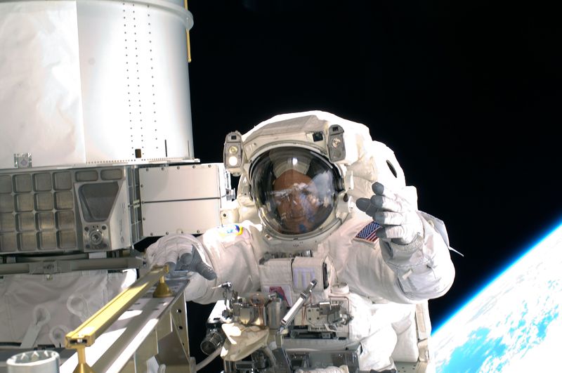 Soubor:STS-119 EVA1 Arnold01.jpg