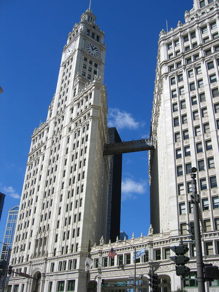 Soubor:Wrigley building with walkway-Chicago.jpg