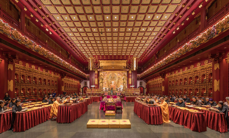Soubor:Praying monks and nuns in the Buddha Tooth Relic Temple of Singapore.jpg