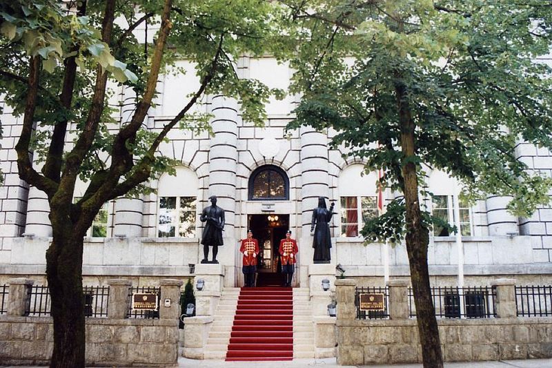Soubor:AX Cetinje President Palace Entrance 20060818a.jpg