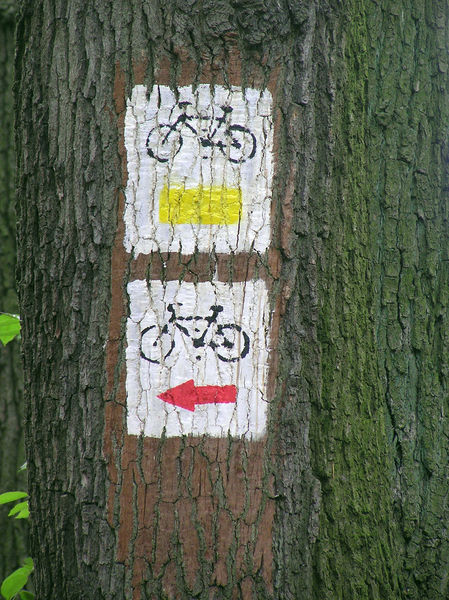 Soubor:Bikeway sign on tree Poland.jpg