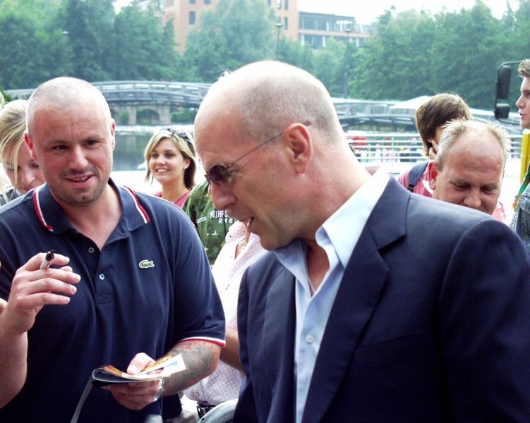 Soubor:Bruce Willis shaking hands at Cinedom premiere-02Flickr.jpg