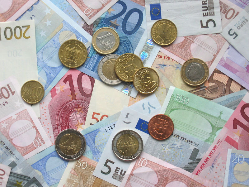Soubor:Euro coins and banknotes.jpg