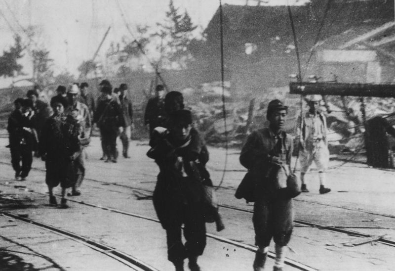 Soubor:NagasakiSurvivors1945.jpg