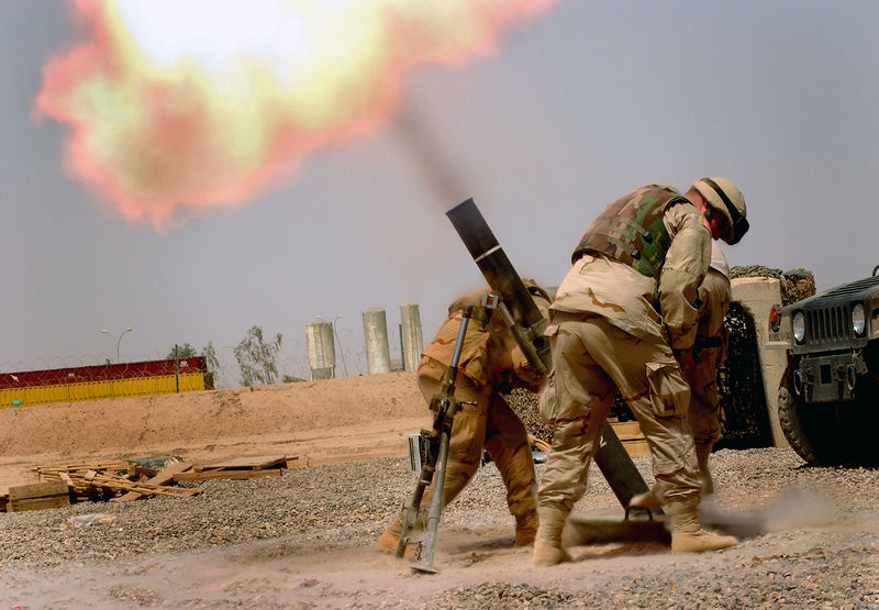 Soubor:Soldiers firing a M120 120mm mortar (Iraq).jpg