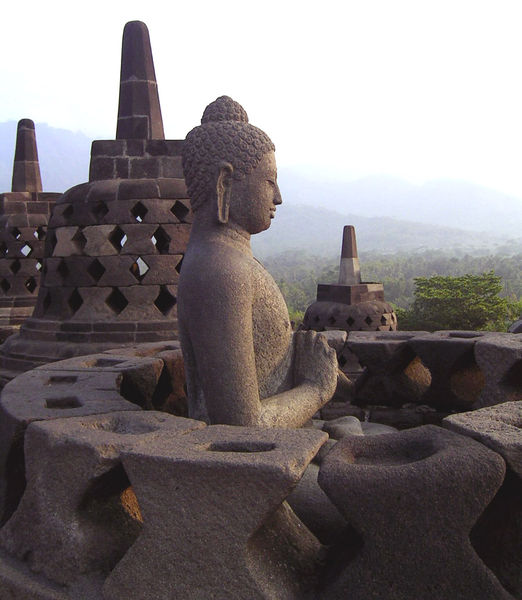 Soubor:Borobudur-perfect-buddha.jpg