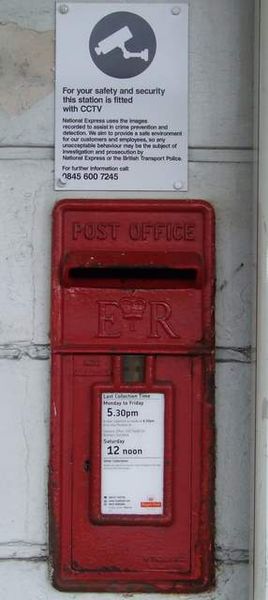 Soubor:E II R postbox - geograph.org.uk - 1058966.jpg