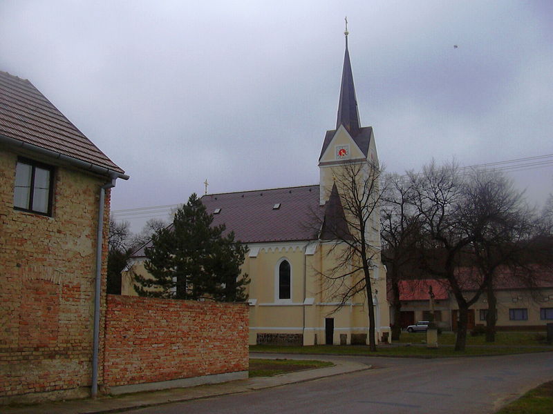 Soubor:Kostel sv. Petra a Pavla Podbřežice.jpg