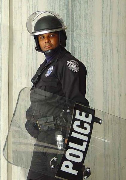 Soubor:Police officer in riot gear.jpg