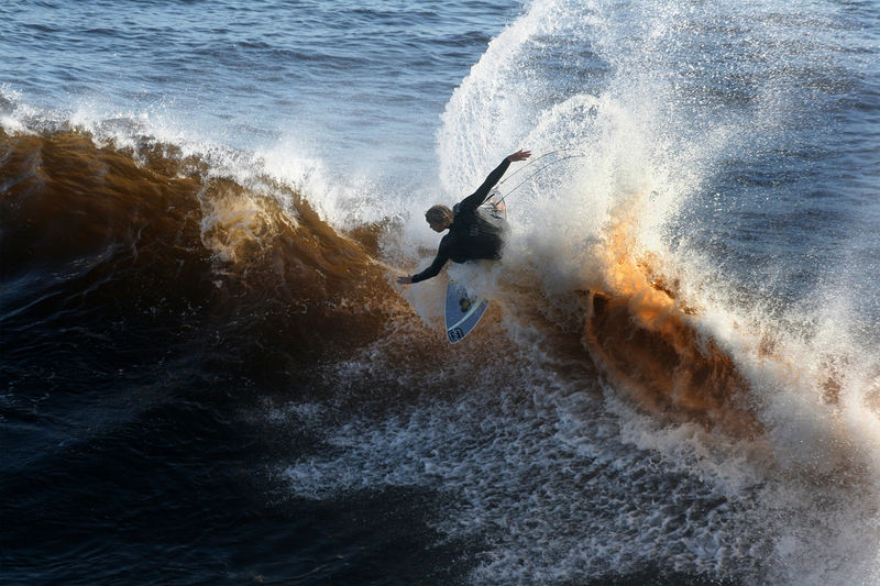 Soubor:A surfer at the wave.jpg