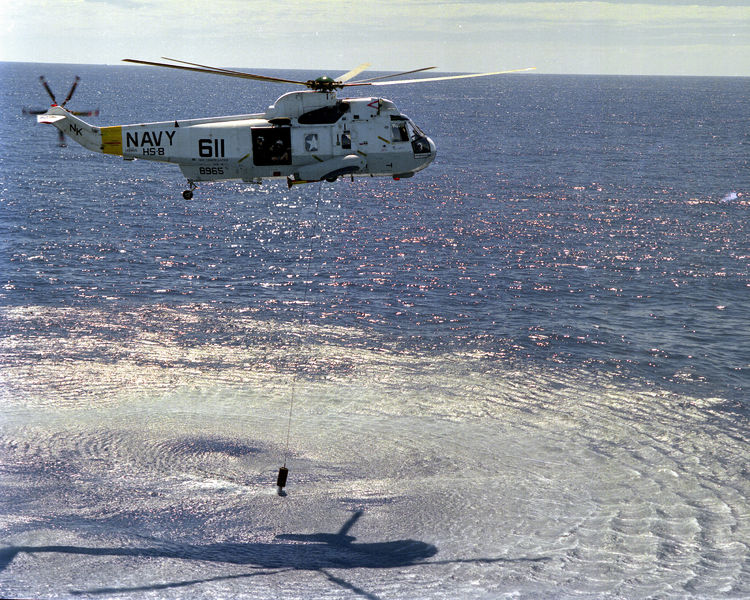Soubor:SH-3H sonar HS-8 CV-64 1989.jpg