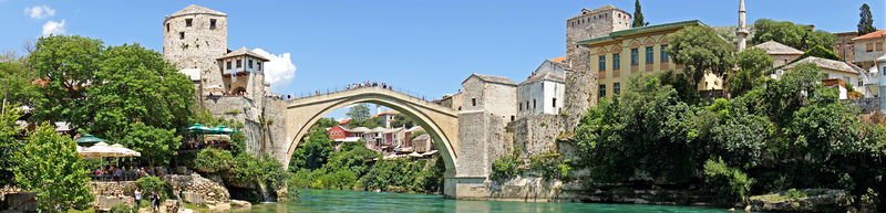 Soubor:Bosnia and Herzegovina-02264-Panorama of the Old Bridge-DJFlickr.jpg