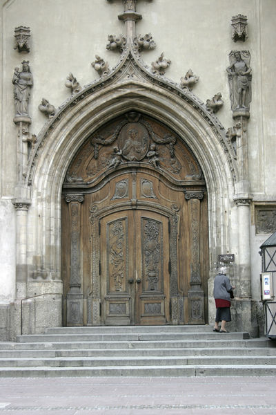 Soubor:Munich - Portal of the Frauenkirche - 01.jpg