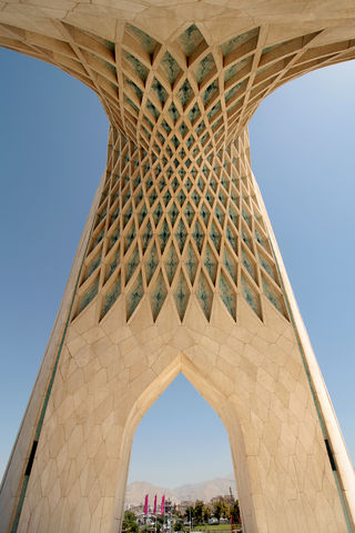 Azadi Tower je významná věž v Teheránu.