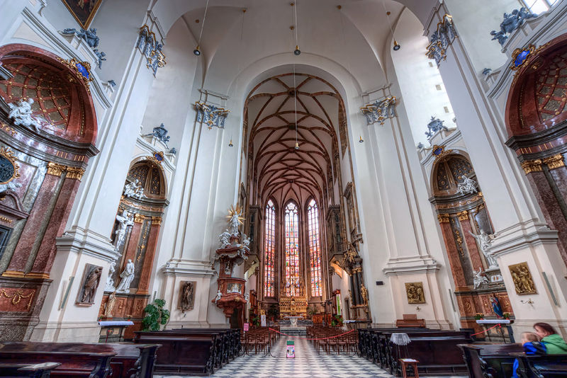 Soubor:Inside the Cathedral of St.Peter and Paul in Brno.jpg