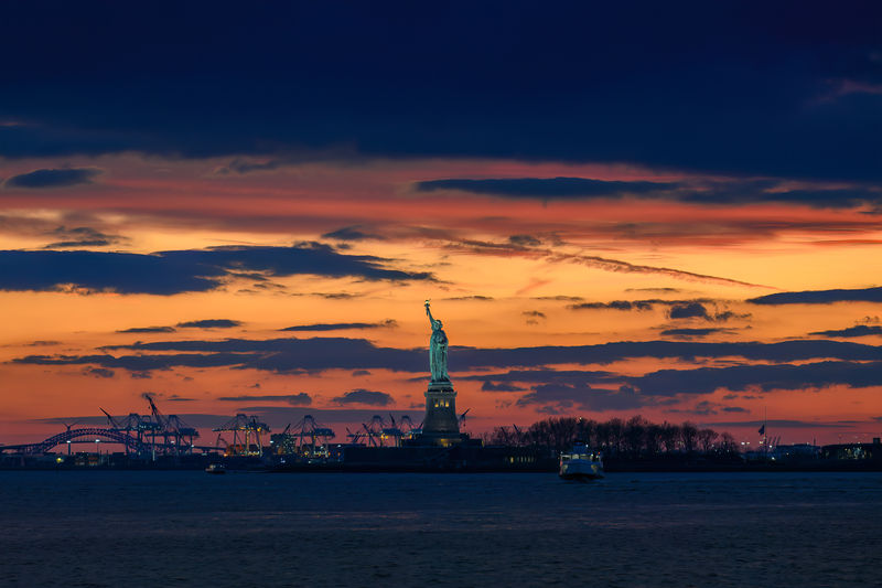 Soubor:View of the Statue of Liberty from Battery Park just after sunset, New York Harbor, New York City-2023-DRFlickr.jpg