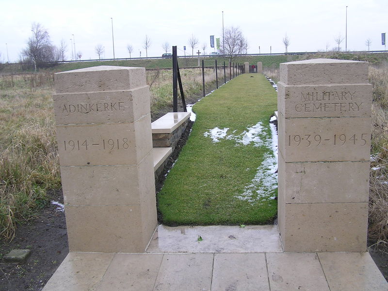 Soubor:Adinkerke Military Cemetery Entrance.jpg