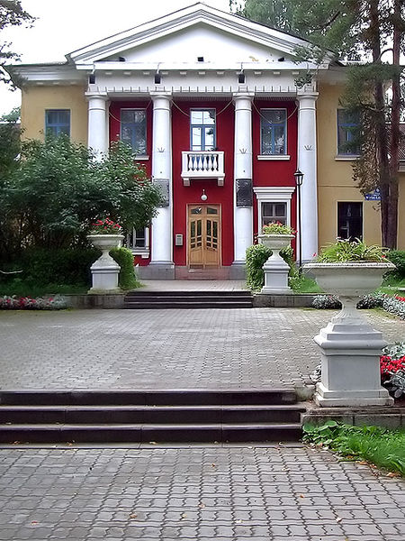 Soubor:Dubna.house of scientiests.jpg