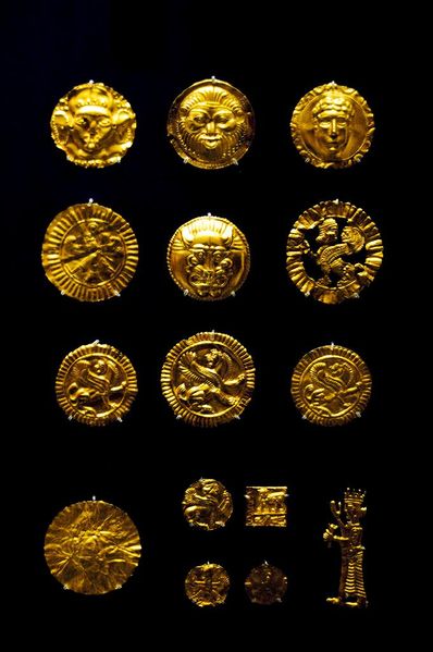 Soubor:Gold artifacts from the Oxus Treasure by Nickmard Khoey.jpg
