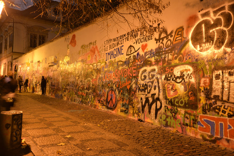 Soubor:John Lennon Wall, Prague, November 2014.jpg