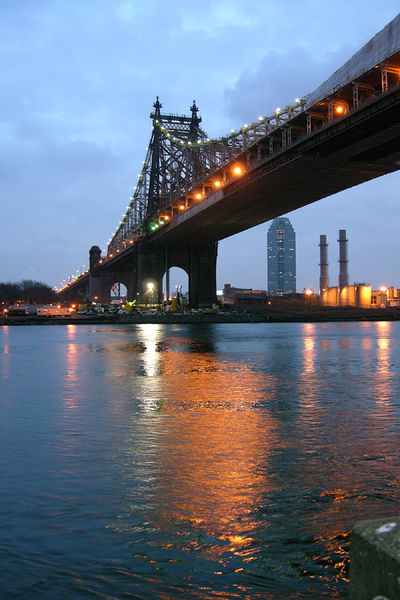 Soubor:Queensboro Bridge From Roosevelt Island Night.jpg