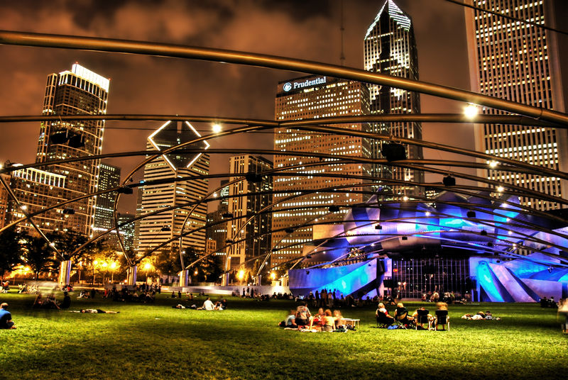 Soubor:The Park in Chicago at Night-TRFlickr.jpg