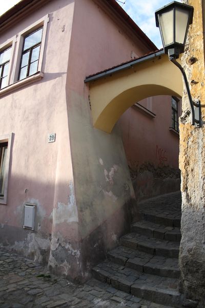 Soubor:Diaphragm arch, stairs and stanchion in jewish city in Třebíč, Czech Republic.jpg