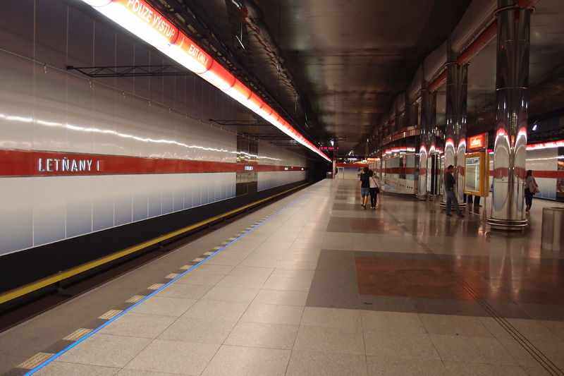 Soubor:Letňany metro station 2017Z04.JPG