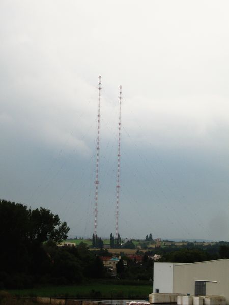 Soubor:Liblice vysilac z dalky.jpg
