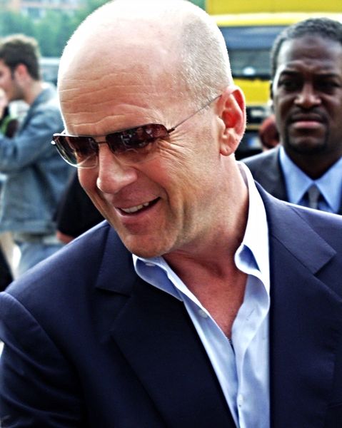 Soubor:Bruce Willis shaking hands at Cinedom premiere-04Flickr.jpg