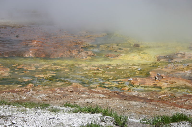 Soubor:Colourful Thermophilic Archaebacteria Stain in Midway Geyser Basin.jpg