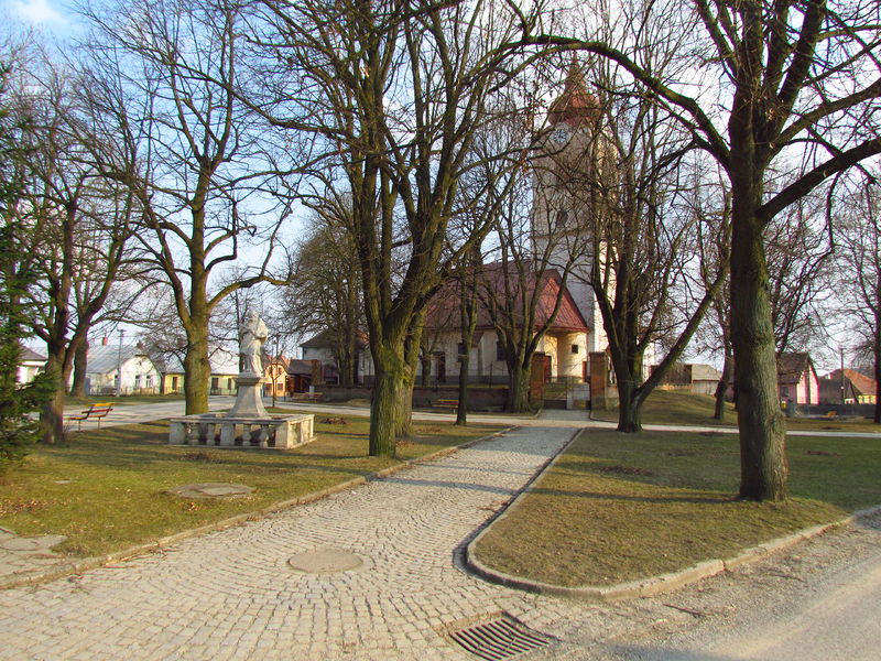 Soubor:Park near church in Heraltice, Třebíč District.JPG