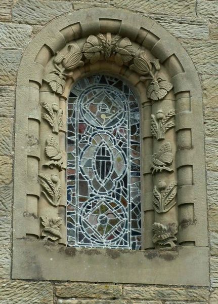Soubor:Wreay Church - window with butterflies and plants - geograph.org.uk - 561744.jpg