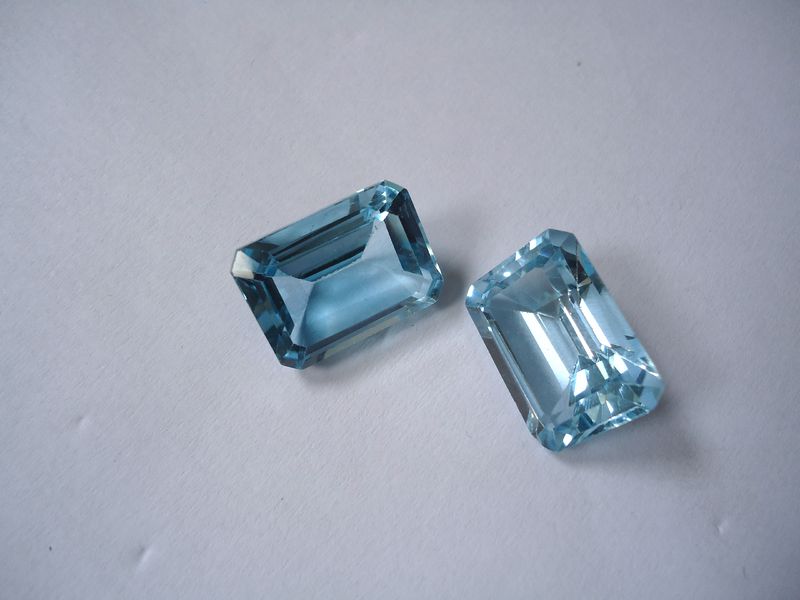 Soubor:2 blue topaz crystals.jpg