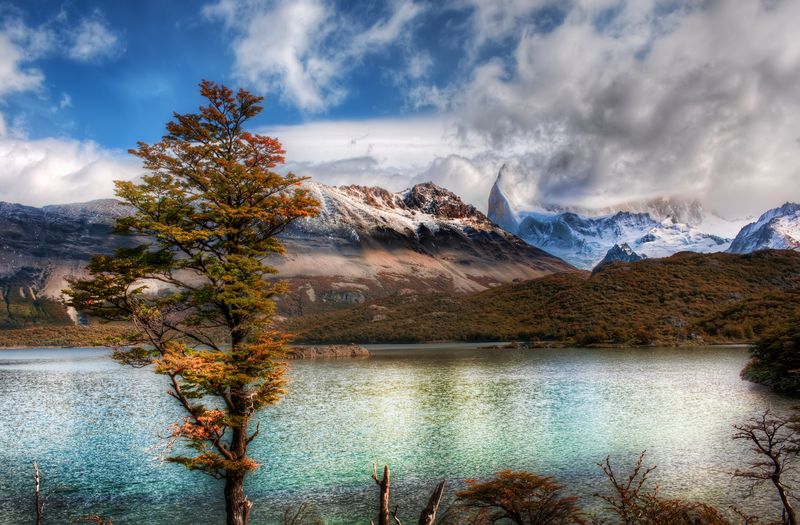Soubor:Stopping for Lunch at the Emerald Lake in the Andes.jpg